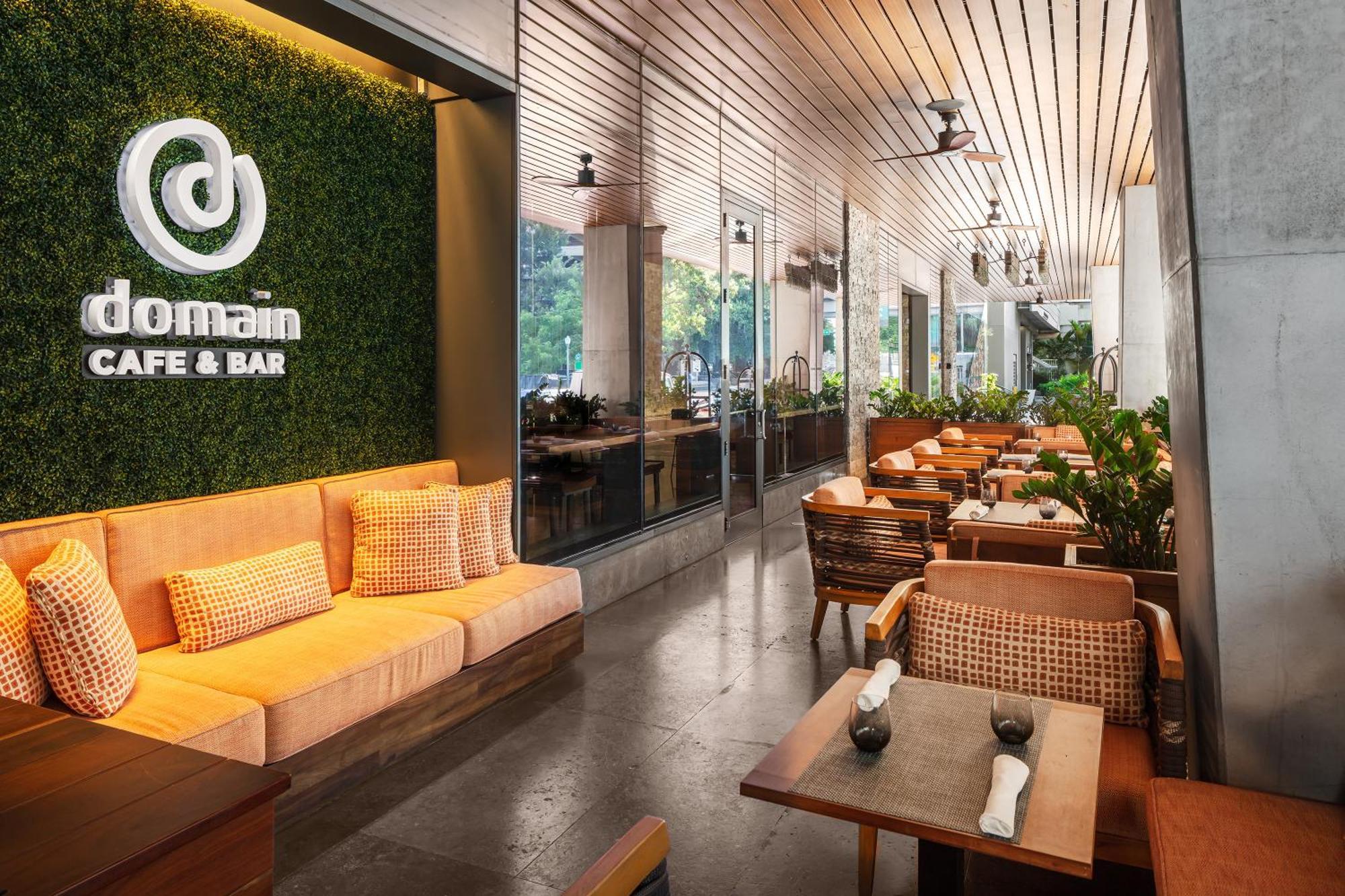 East, Hotel 4*