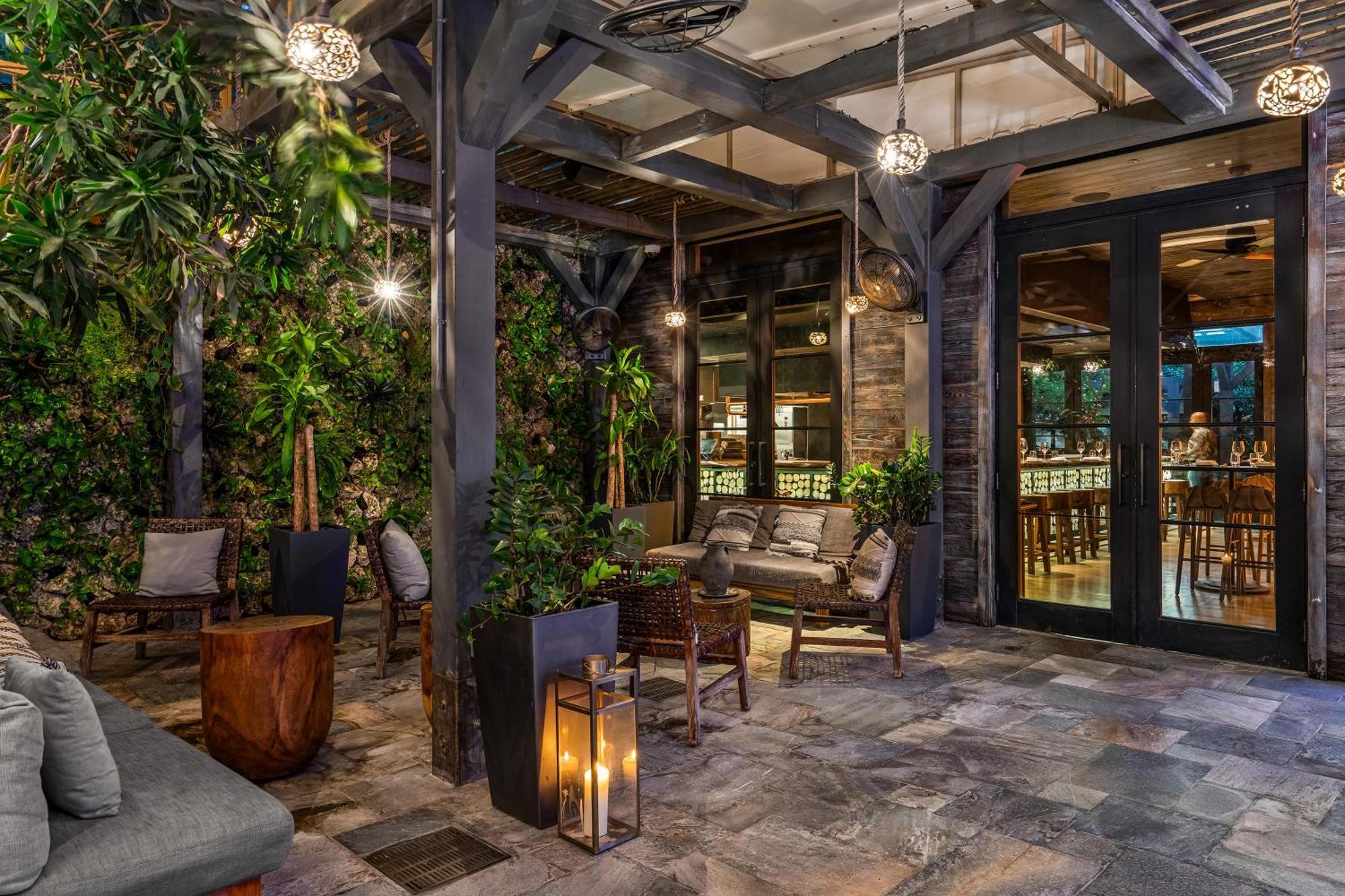 East, Hotel 4*